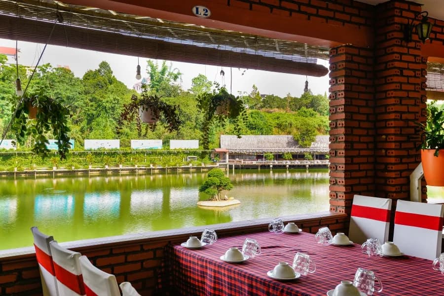 Nhà hàng ven hồ vị Tây Nguyên