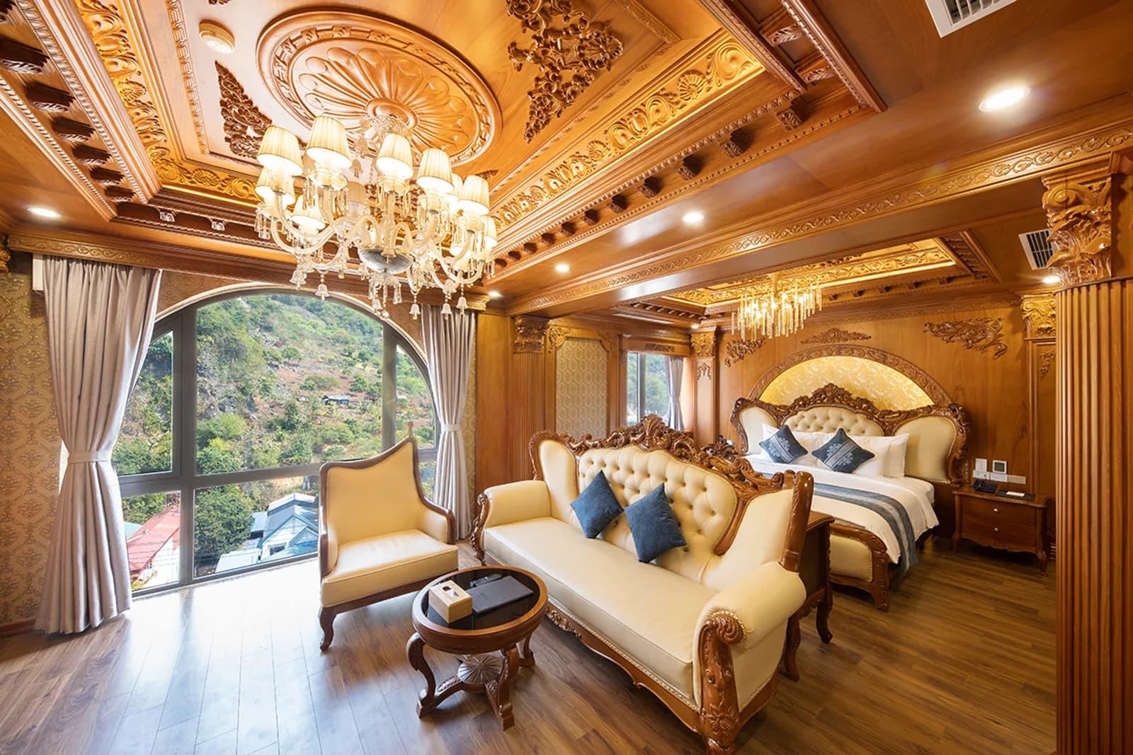 Executive Suite dát vàng 24K