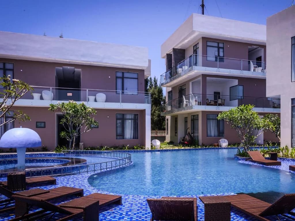 Khuôn viên hồ bơi khu villa