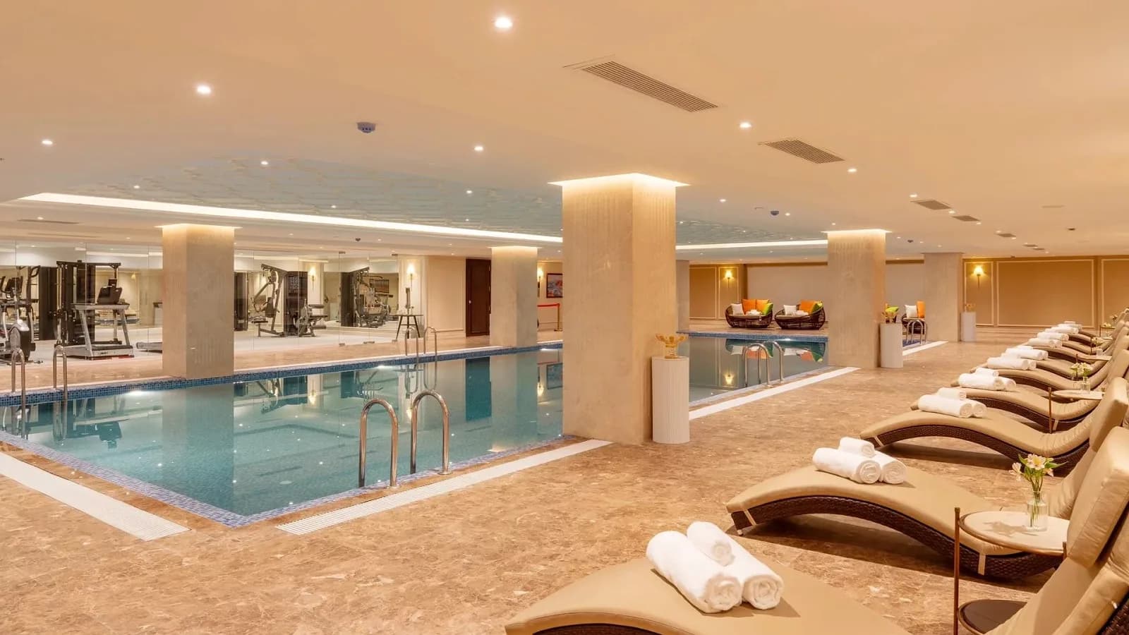 Bể bơi nước ấm & Golden Spa