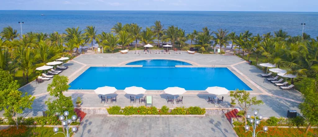 Bể bơi ngoài trời hướng biển