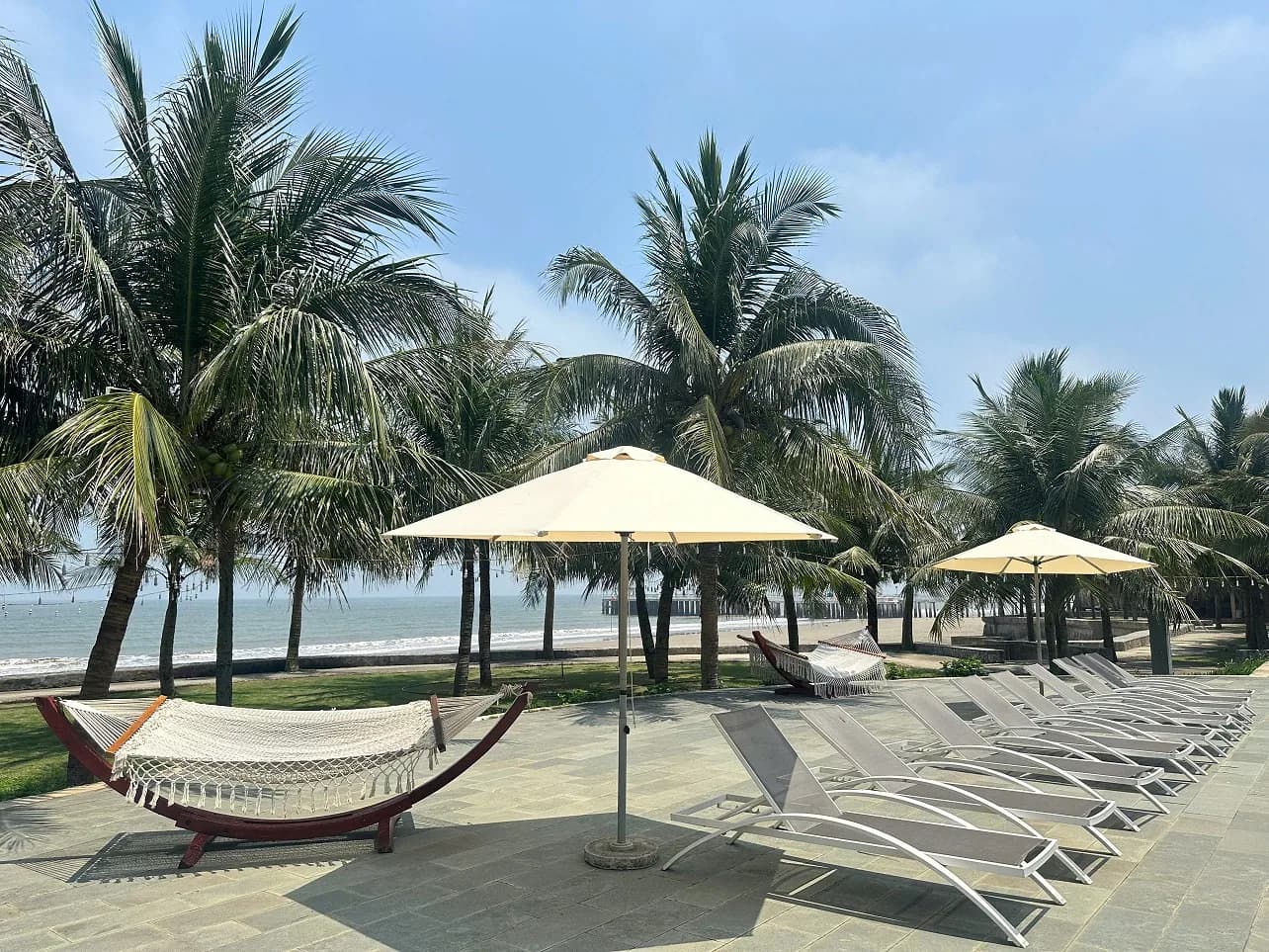 Bãi tắm riêng & hàng dừa