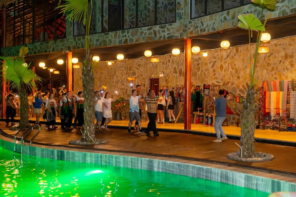 Đêm gala bên hồ bơi