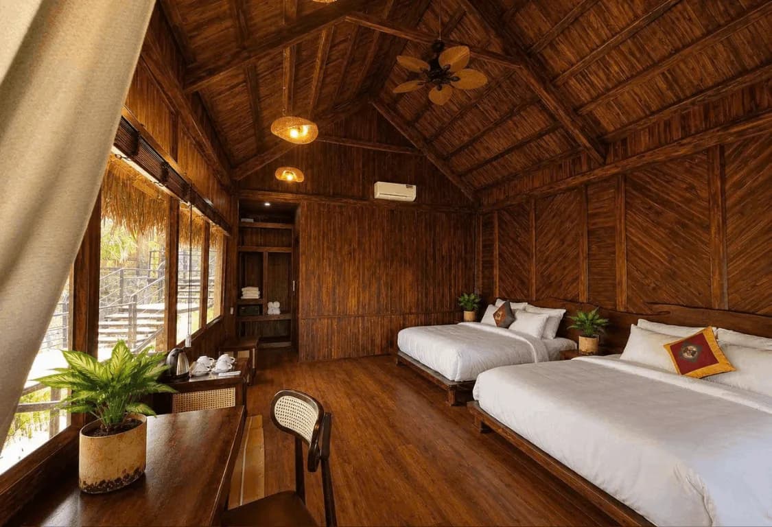 Gia đình khám phá bản Thái