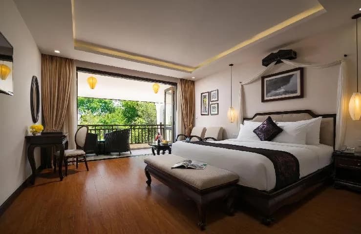 Deluxe Balcony – Hướng hồ bơi