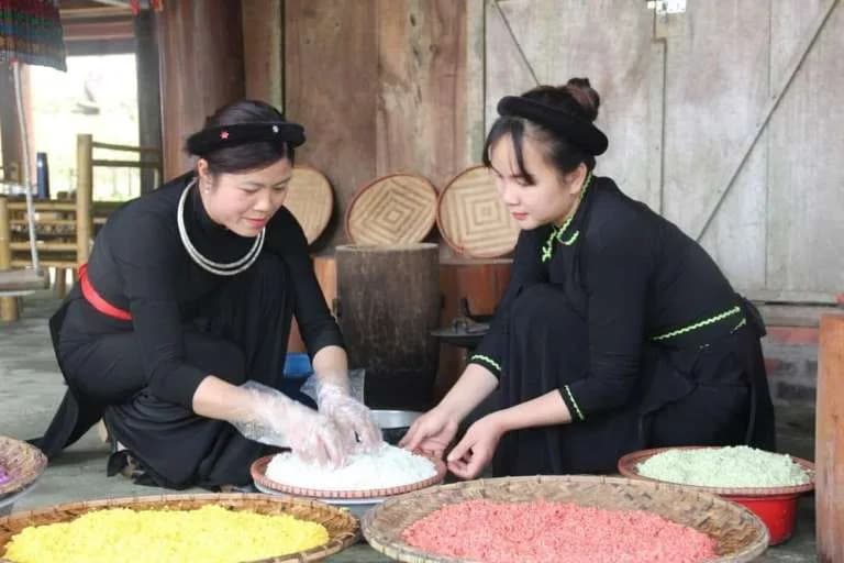Xôi ngũ sắc & mâm cỗ lá