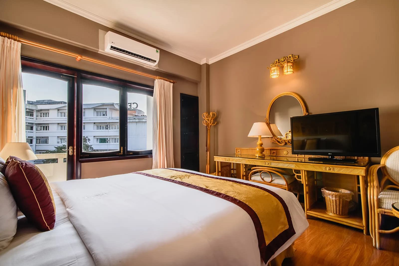 Gia đình khám phá Huế