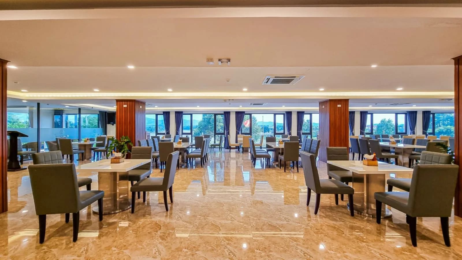 Nhà hàng panorama phố núi