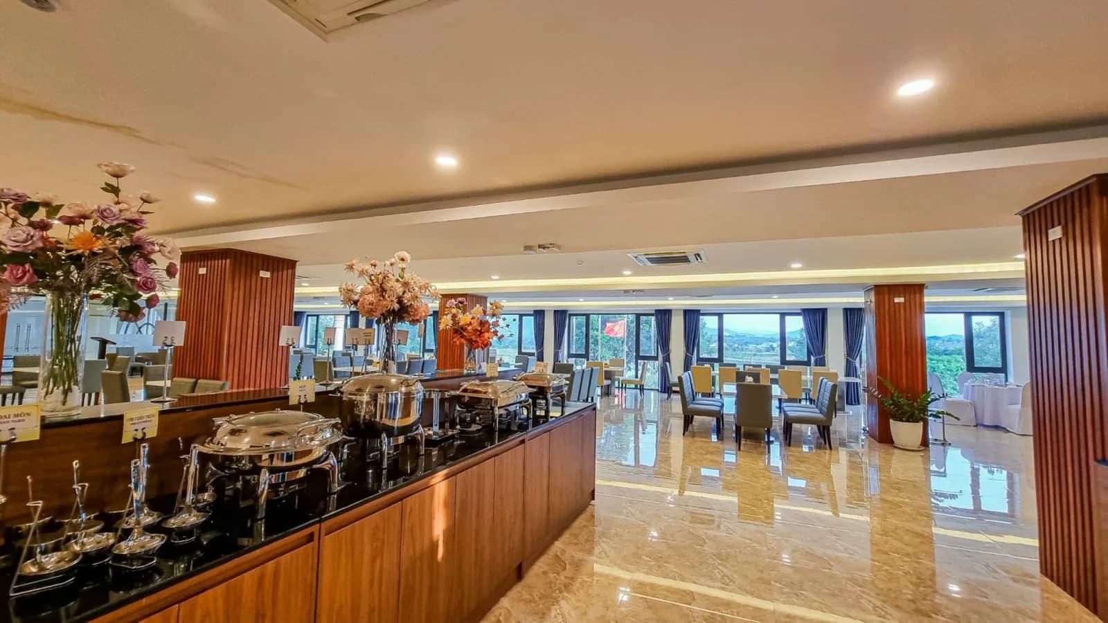 Buffet sáng bên sông