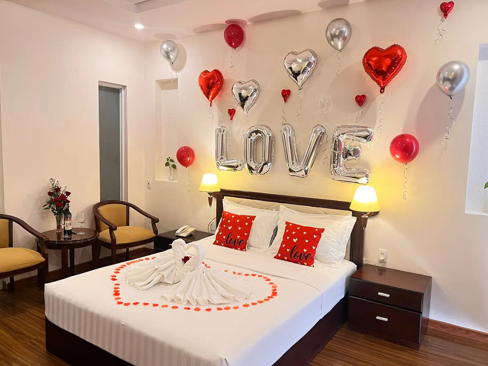 Phòng nghỉ rộng, sàn gỗ ấm áp