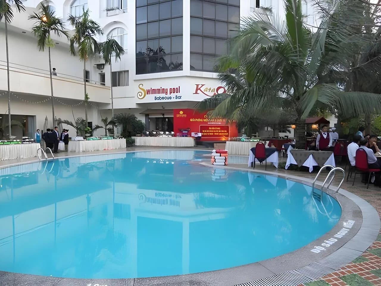 Bể bơi ngoài trời & Bar BBQ