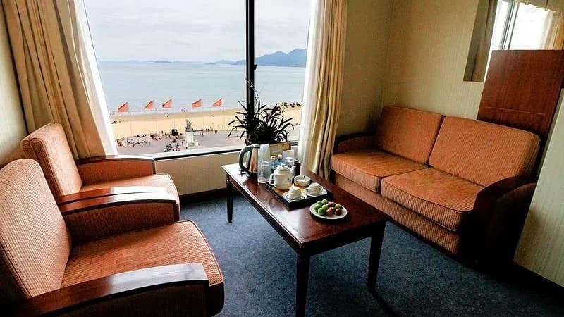 Bãi tắm trung tâm ngay trước cửa