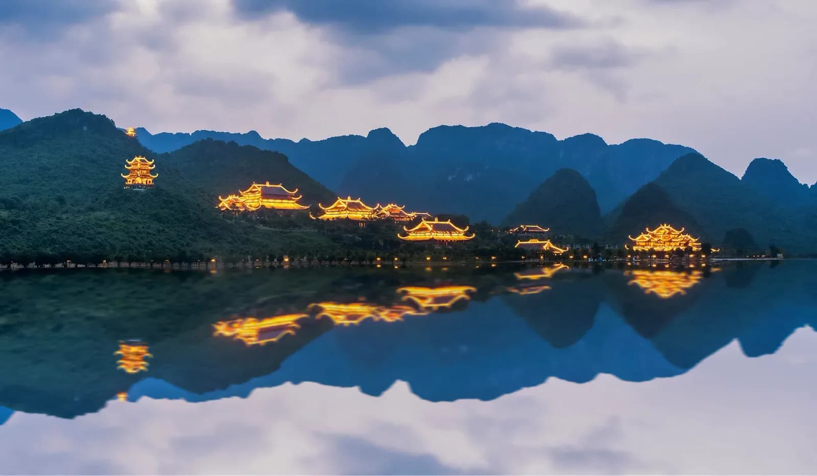 Chiêm bái quần thể chùa Tam Chúc