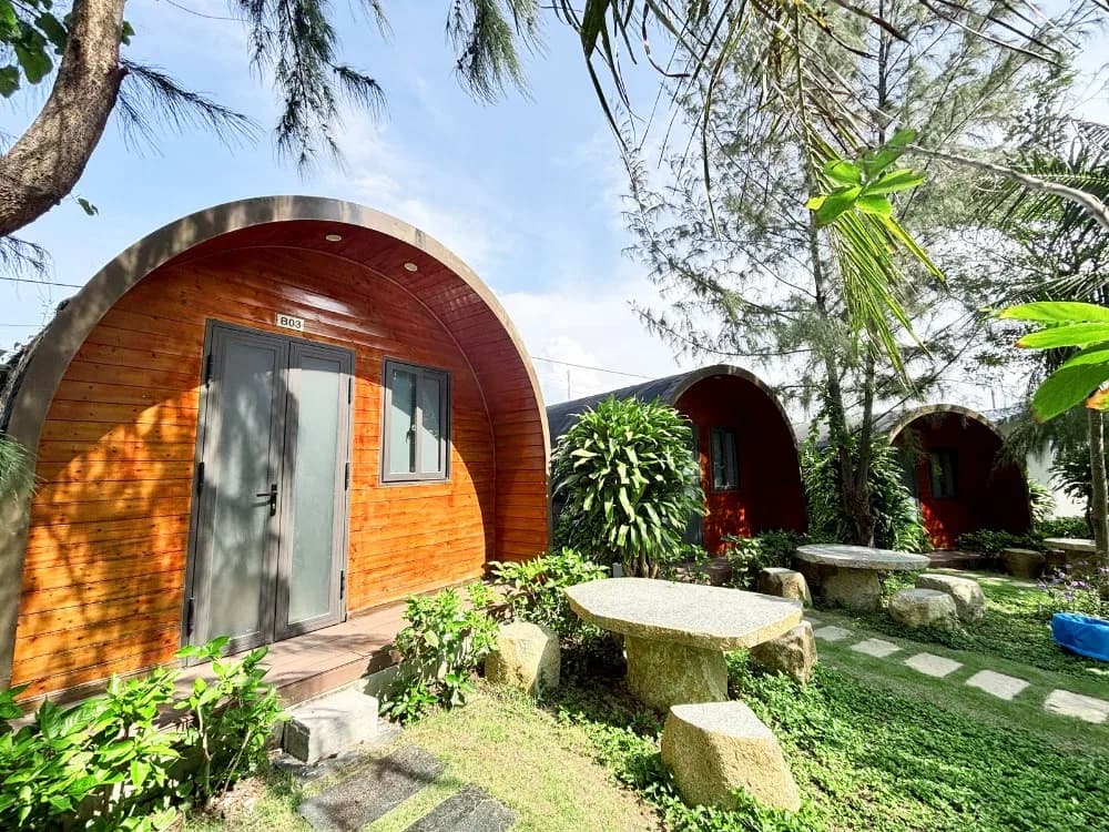 Bungalow gỗ giữa vườn dừa