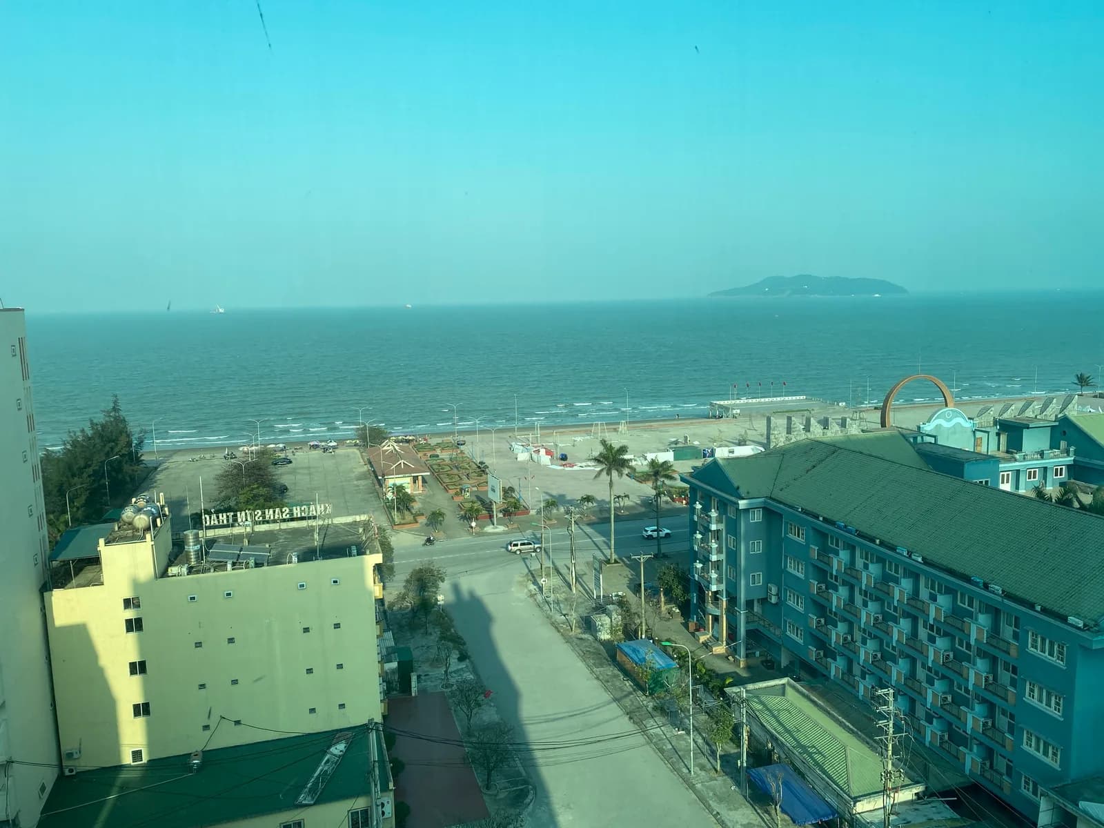 Sát bãi biển Cửa Lò