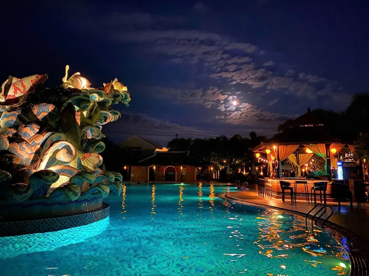 Bể bơi ngoài trời