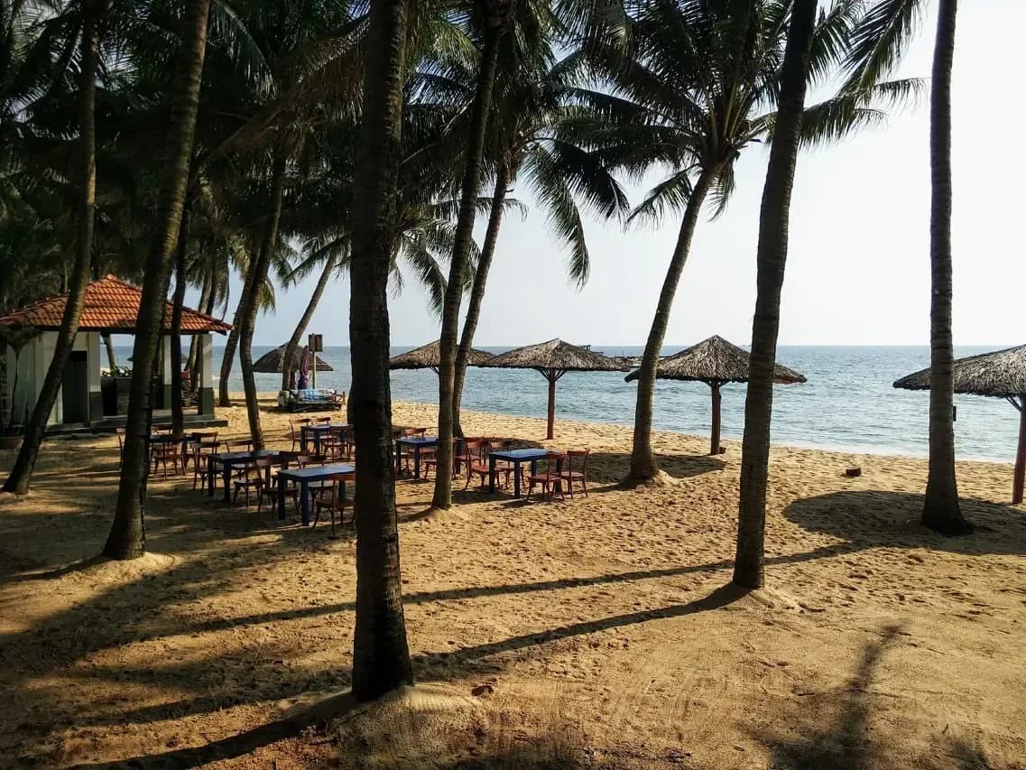 Bãi tắm riêng Bãi Trường