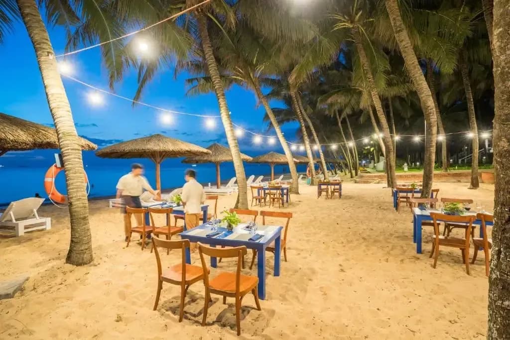 Tiệc tối bên bờ biển