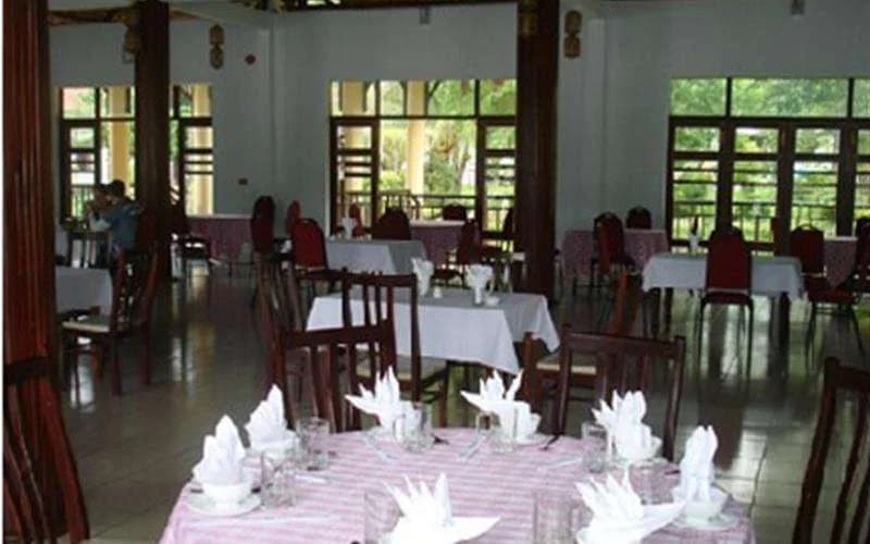 Nhà hàng bên hồ