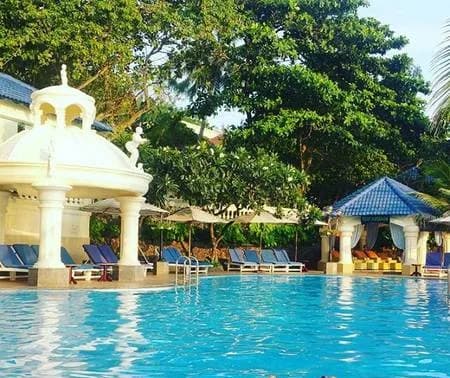Hồ bơi ngoài trời hướng biển