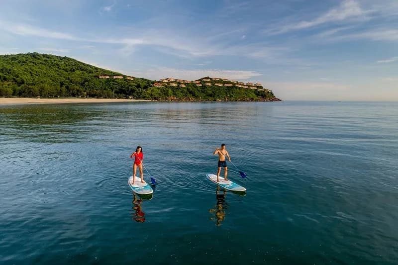 Chèo SUP trên vịnh Lăng Cô