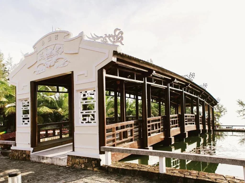 Cầu gỗ & vườn Huế