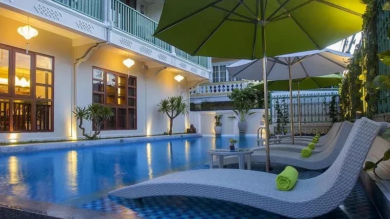 Bể bơi ngoài trời giữa phố cổ