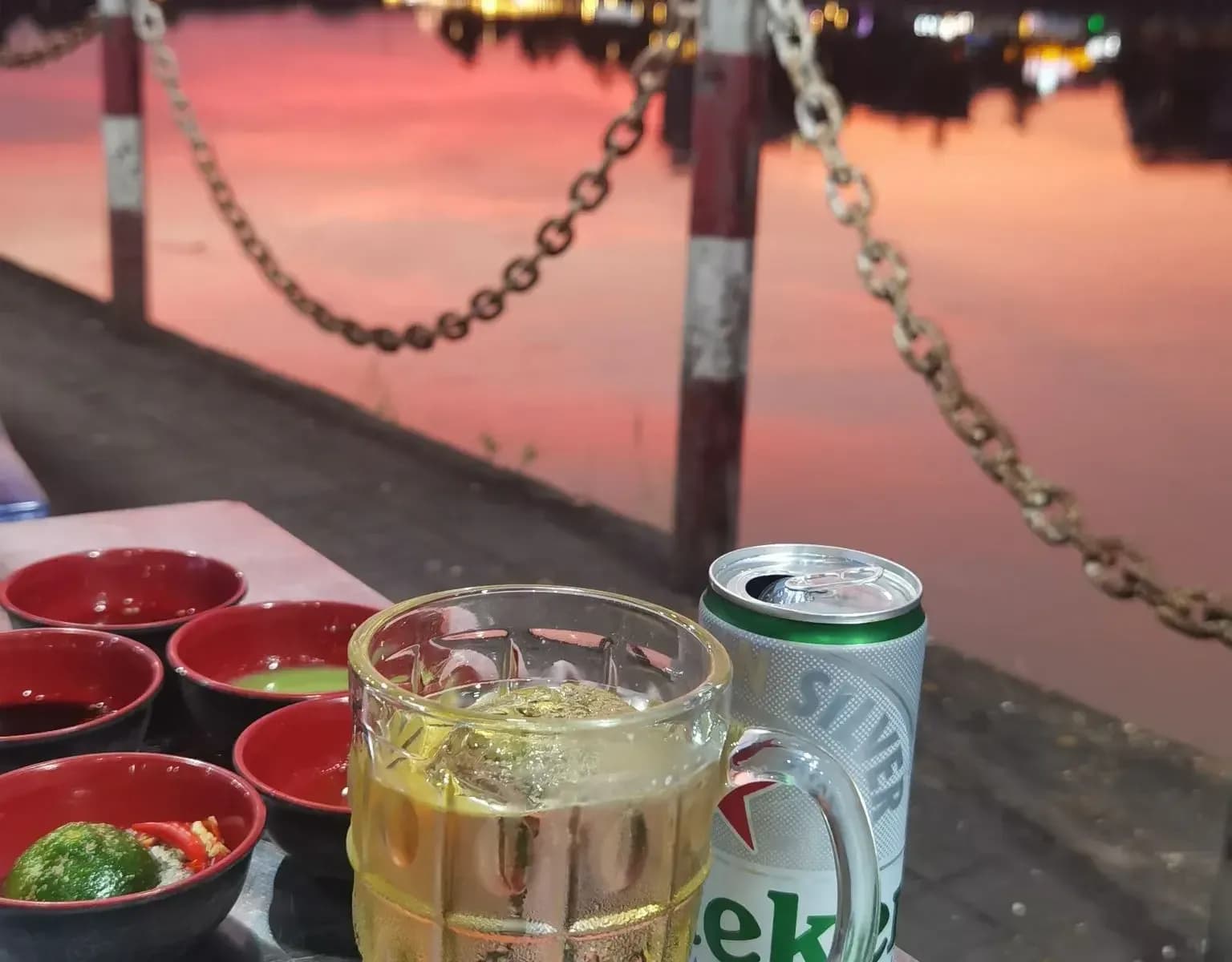 Hoàng hôn bên sông Hậu