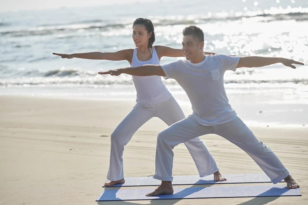 Yoga đón bình minh trên biển