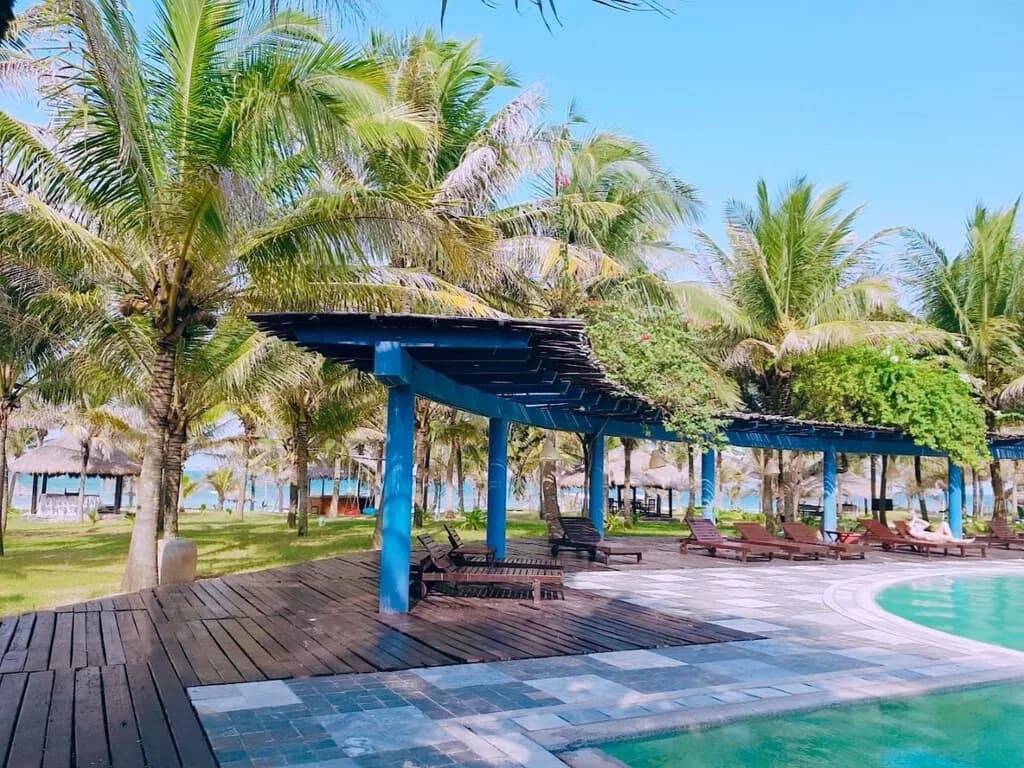 Khu nghỉ bên hồ bơi