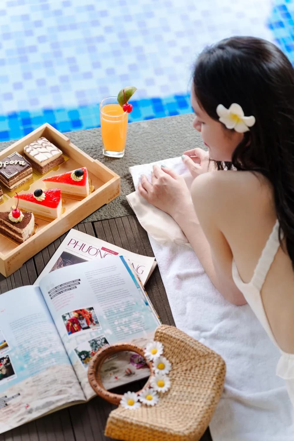 Trà chiều bên hồ bơi