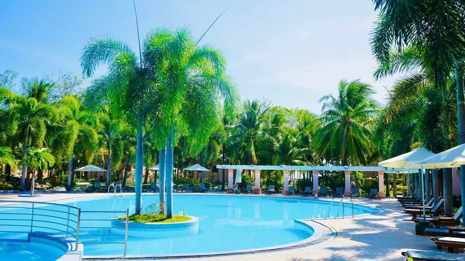 Hồ bơi khu resort