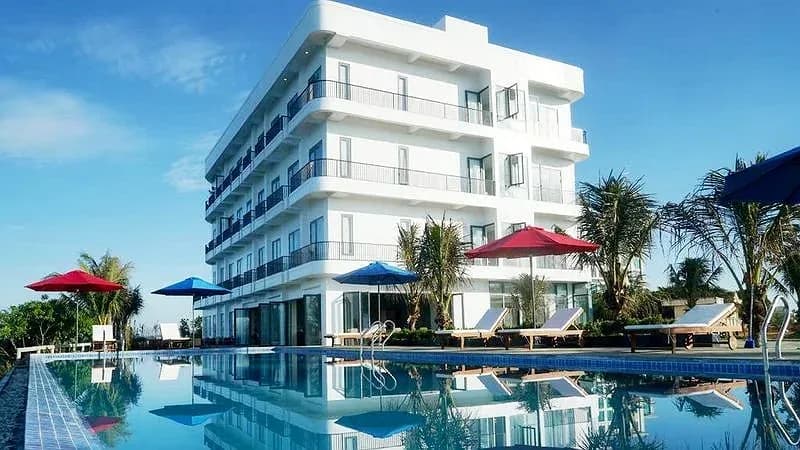 Hồ bơi ngoài trời & ghế tắm nắng
