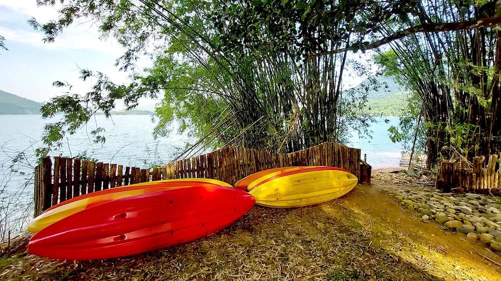 Chèo kayak khám phá lòng hồ