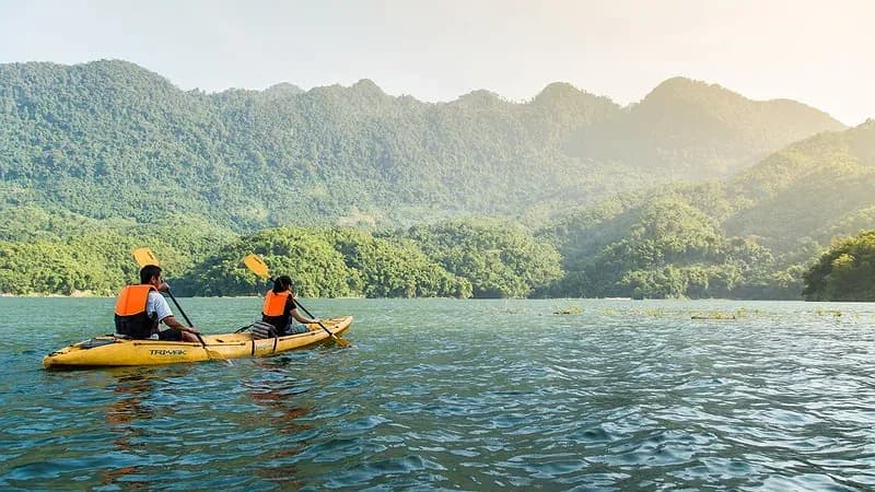 Chèo kayak trên hồ tĩnh lặng