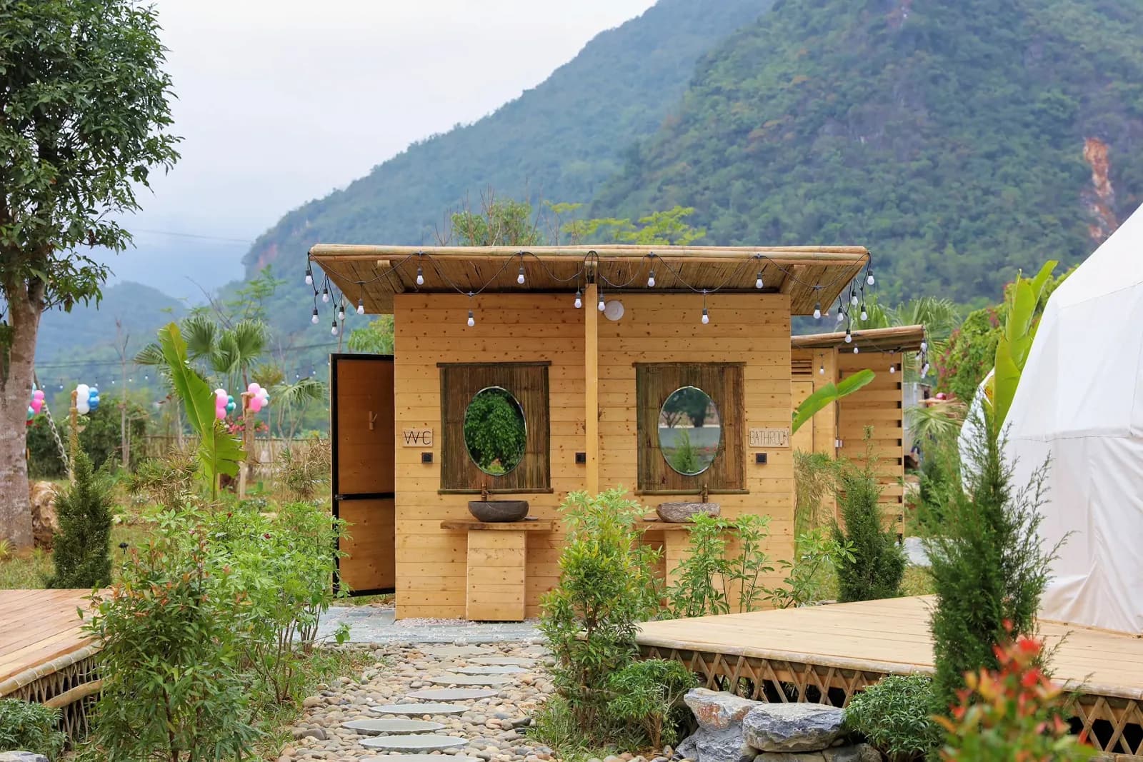 Tiện nghi glamping mộc mạc