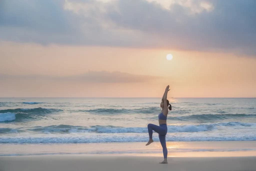 Yoga đón bình minh bên biển
