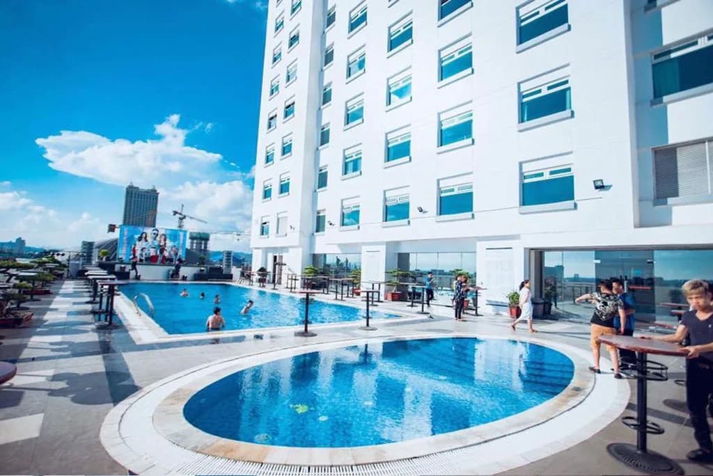 Bể bơi ngoài trời trên cao