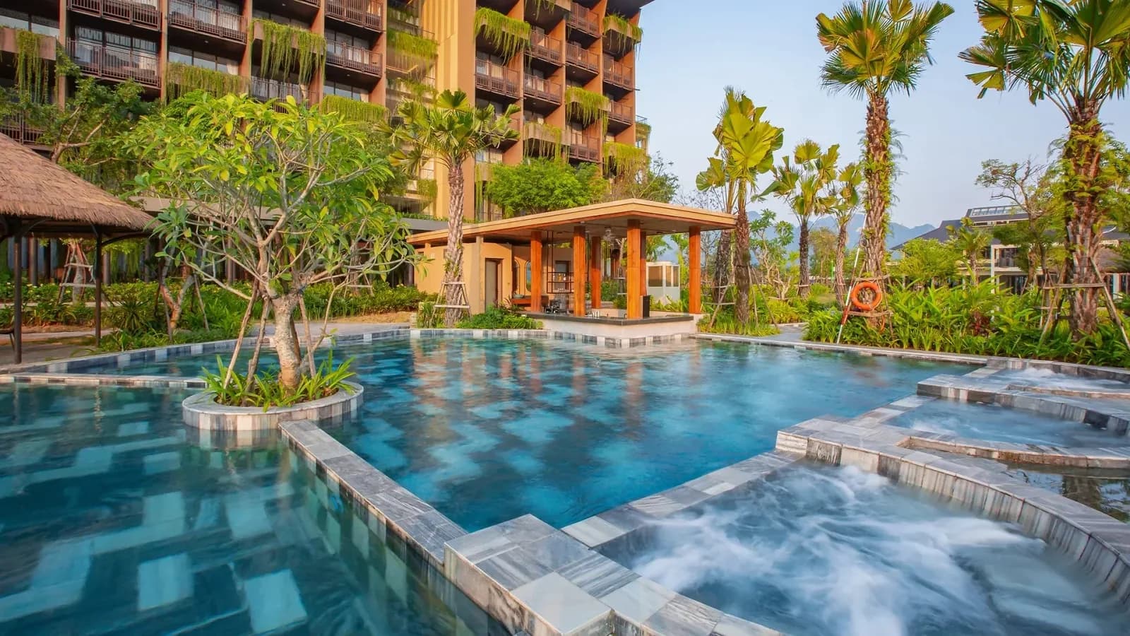 Bể khoáng nóng Onsen ngoài trời