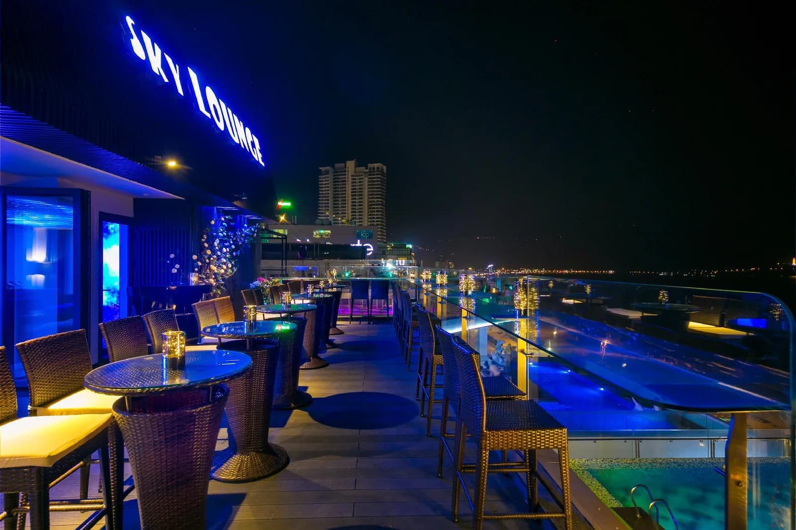 Sky Lounge ngắm hoàng hôn