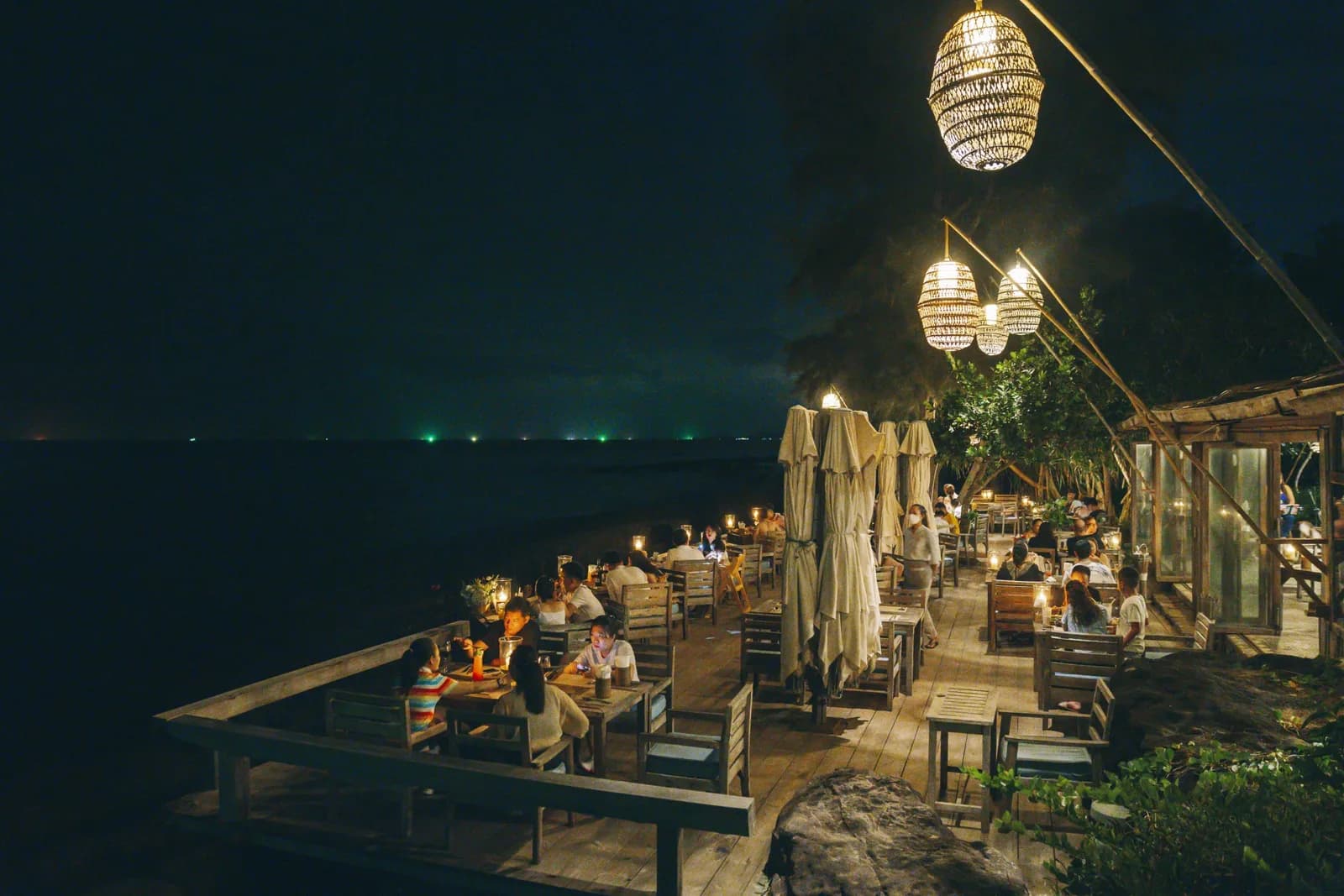 Bar bên biển về đêm
