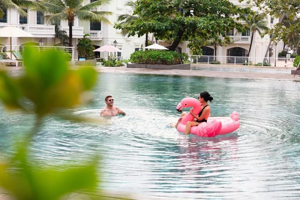 Hồ bơi ngoài trời rộng lớn