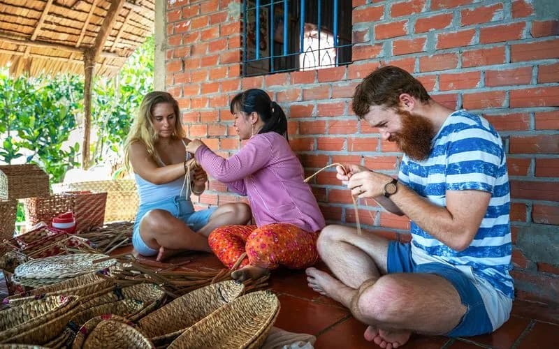 Đan lát thủ công cùng người dân