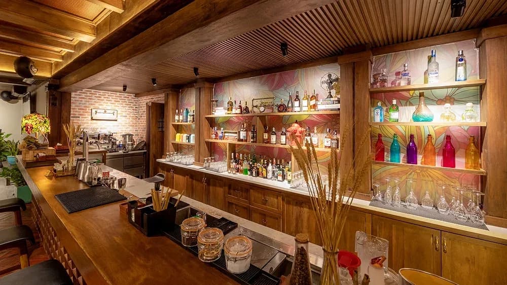 Bar & Lounge