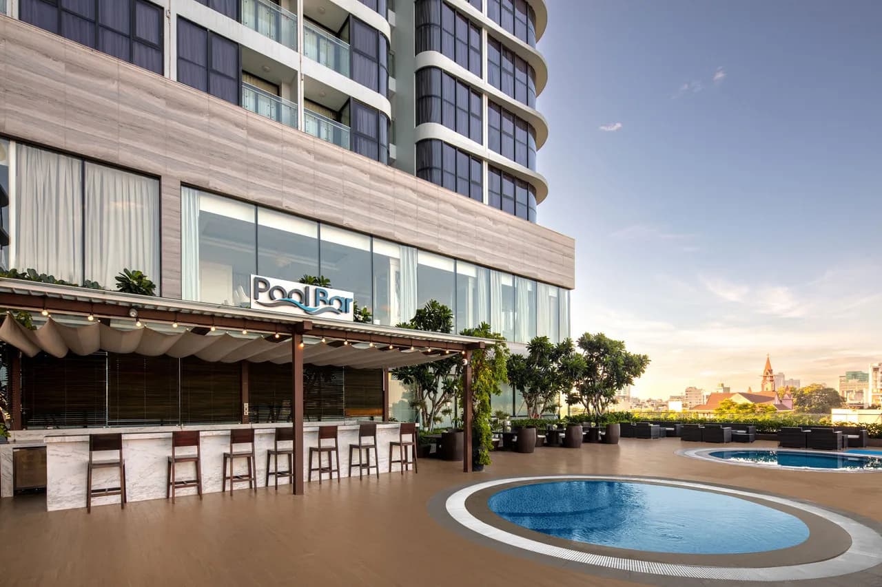Pool Bar & Jacuzzi ngoài trời