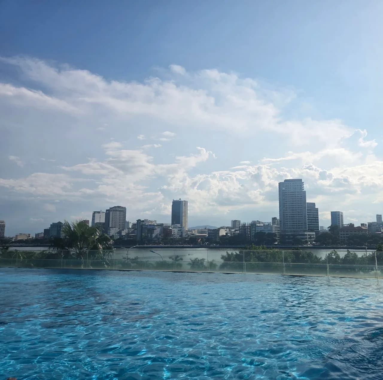 Bể bơi vô cực chạm mây