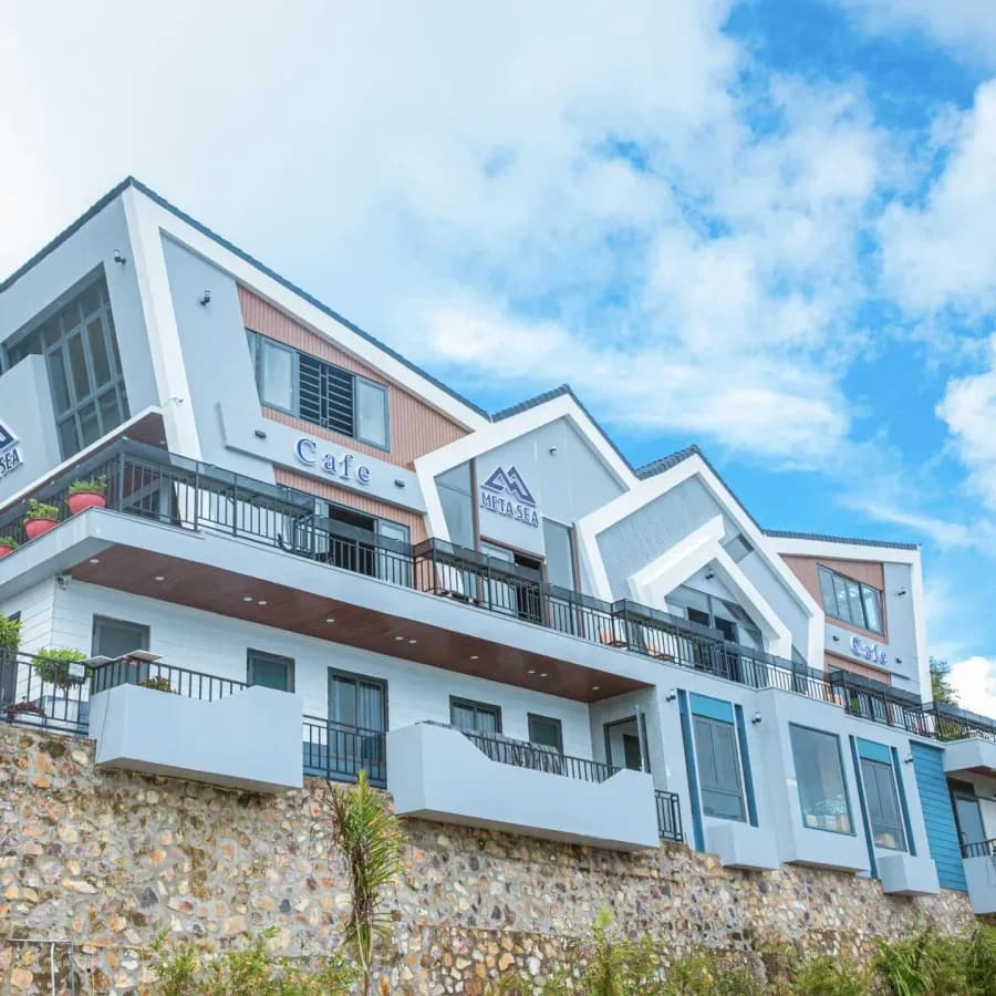 Kiến trúc trắng - xanh biển đảo