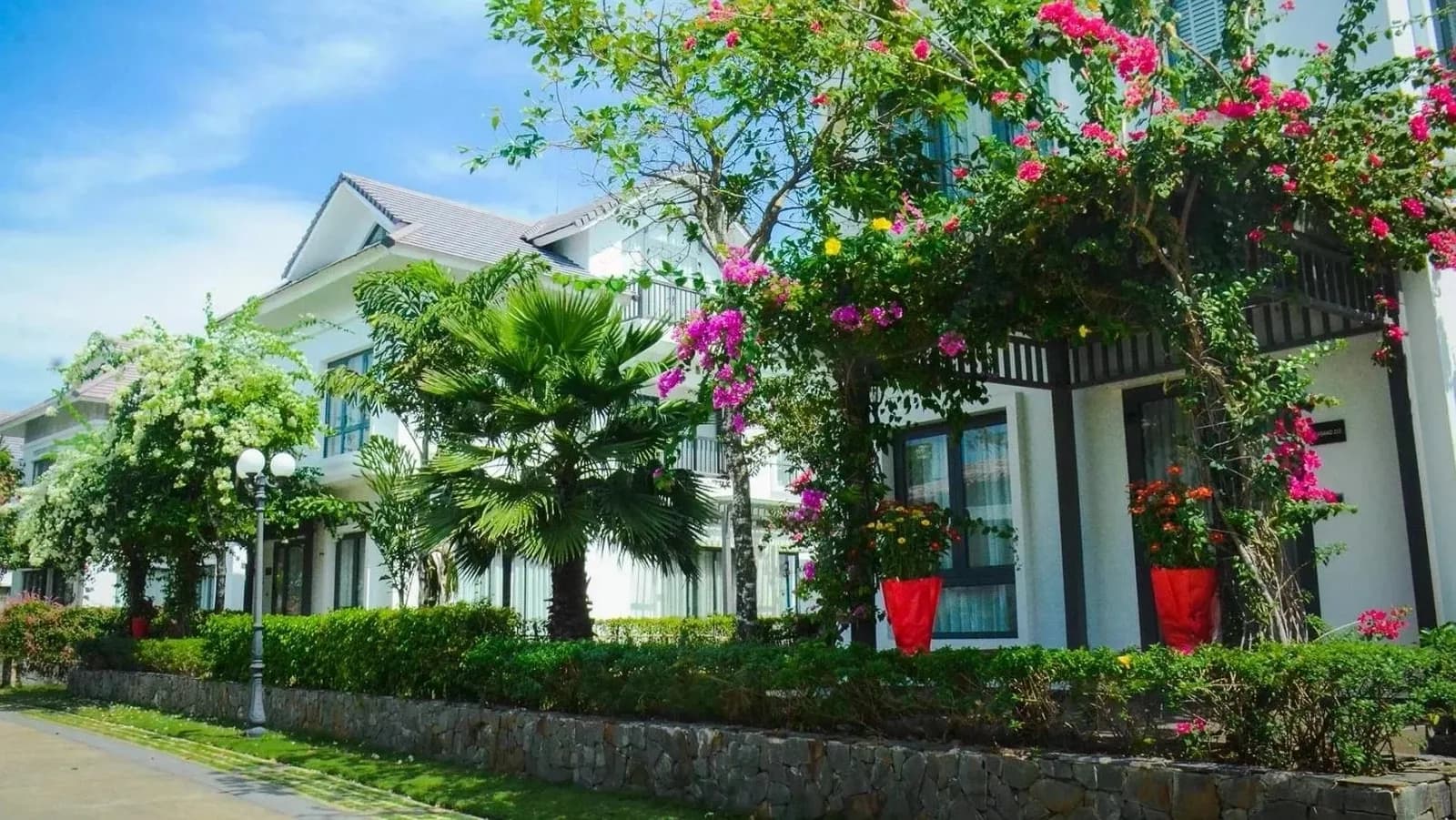 Villa hồ bơi riêng giữa vườn