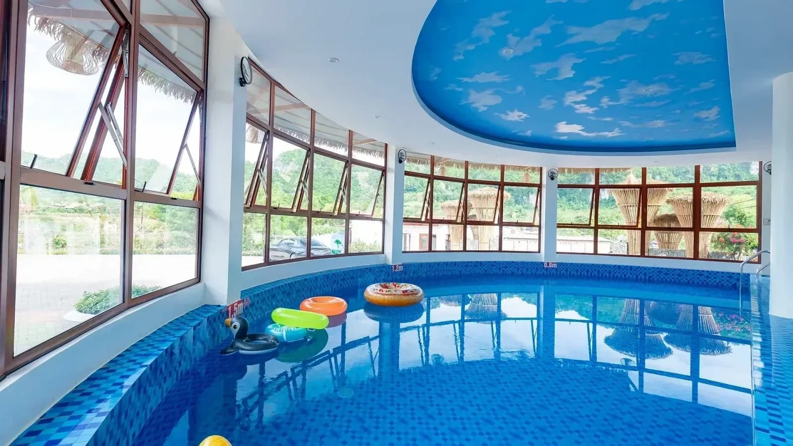 Bể bơi trong nhà bốn mùa
