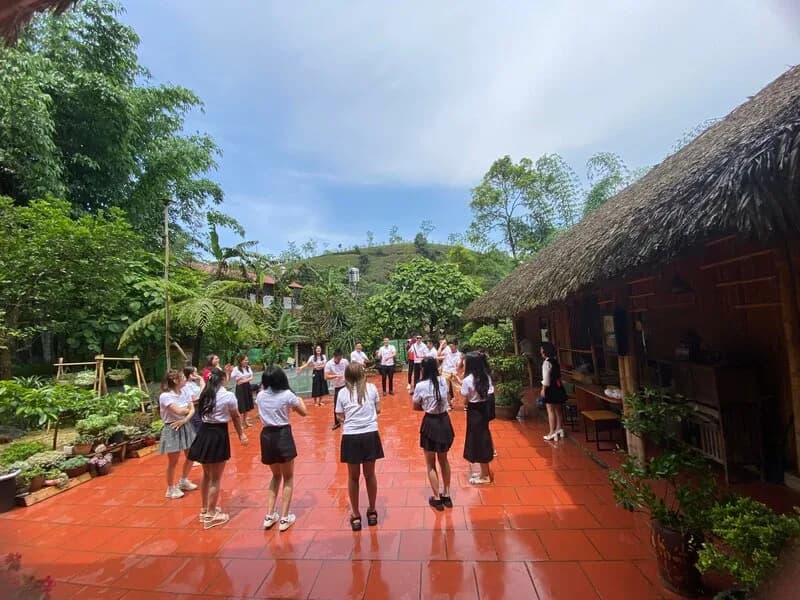 Nhóm bạn team building